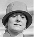 Гелена Рубінштейн (1870 – Краків, Західна Галичина; 1965 – Нью-Йорк, США) – Її вважають однією з науйспішніших жінок-бізнесменів у світі. Жила в Австралії, Лондоні та Сполучених Штатах і створила міжнародну косметичну фірму. Займалася живописом та скульптурою